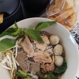 ก๋วยเตี๋ยวเรือหมูน้ำตก