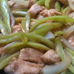 ข้าวไก่ผัดพริกหยวก