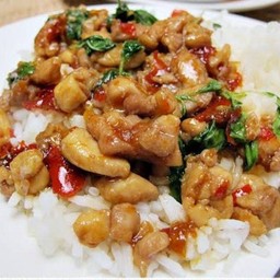 กะเพราไก่ชิ้นราดข้าว