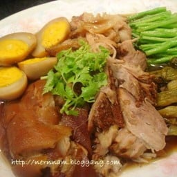 ขาหมูพะโล้นายแว่น & เต้าหู้ทอด  ปอเปี๊ยะทอด ยายแป้น(เจ) พงศ์4