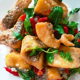 กะเพราปลาทอดราดข้าว