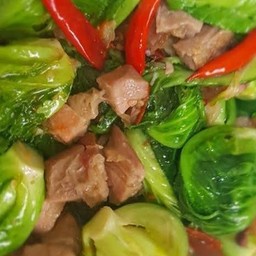 ข้าวผัดแขนงหมูกรอบ