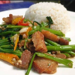 ข้าวผัดผักบุ้งสามชั้นทอด