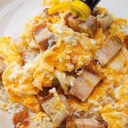 ข้าวไข่ขยี้ ไข้ข้นหมูกรอบ
