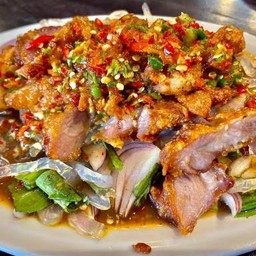 ยำหมูทอด