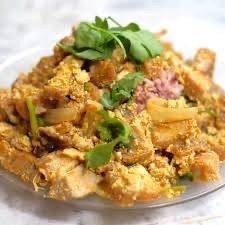 ข้าวผัดผงกระหรี่หมูกรอบ