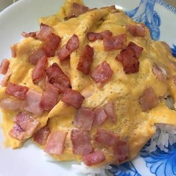 ข้าวไข่ขยี้ ไข่ข้นแฮม ไส้กรอก