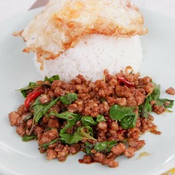 กระเพราหมูสับราดข้าว