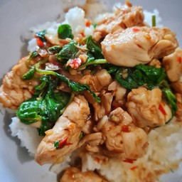 ข้าวราดผัดกะเพรา สันในไก่