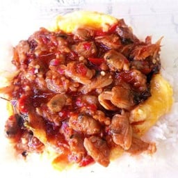 ข้าวหอยลายผัดพริกเผาราดไข่ข้น