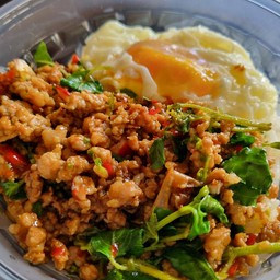 กะเพราหมูสับราดข้าว