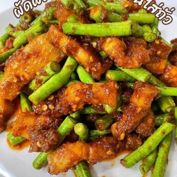 พริกแกงหมูสองชั้นใส่ถั่วราดข้าว