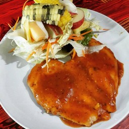 สเต็กอกไก่ราดซอสแดง+สลัดผลไม้(ไม่มีเฟรนฟรายส์)