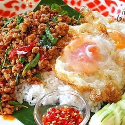 กระเพราหมูสับไข่ดาว
