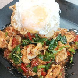 ผัดพริกแกงหมู ไข่ดาว