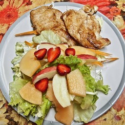 สลัดผลไม้+อกไก่ย่าง