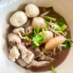 ร้านก๋วยเตี๋ยวตรงข้ามโรงแรมนานาบุรี