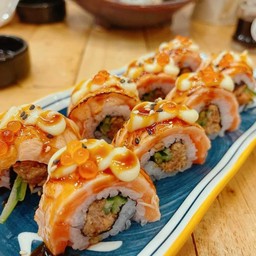 ข้าวห่อไส้รวมหน้าแซลมอนย่าง