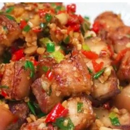 หมูกรอบคั่วพริกเกลือ(ราดข้าว)