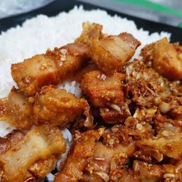 หมูกรอบกระเทียม+ไข่ดาว