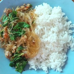 กระเพราวุ้นเส้นราดข้าว