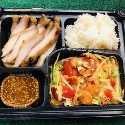 ชุดเบนโตะ ตําไทย + คอหมูย่าง + ข้าวเหนียว