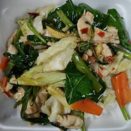 ผัดผักรวมมิตรใส่ไก่ราดข้าว