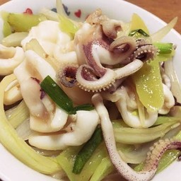 ข้าวปลาหมึกผัดพริกหยวก