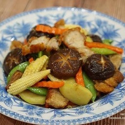 ข้าวผัดผักรวมหมูกรอบ