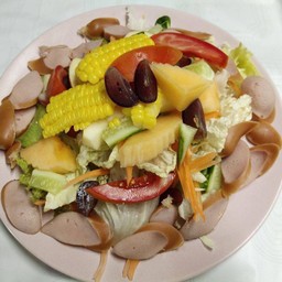 สลัดผลไม้+ไส้กรอกลวกคลีนๆ