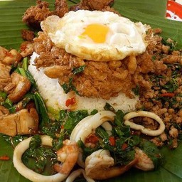 กระเพราหมึกหมูกรอบไข่ดาว