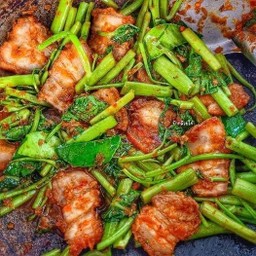 ข้าวผัดผักบุ้งพริกแกงหมูกรอบ