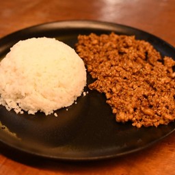 ข้าวเนื้อสับโคขุนโพนยางคำกระเทียม แนะนำ