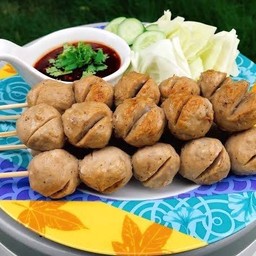 ลูกชิ้นหมูเมืองทอง Byแม่อนันต์