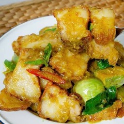 ข้าวหมูกรอบผัดแกงเขียวหวาน