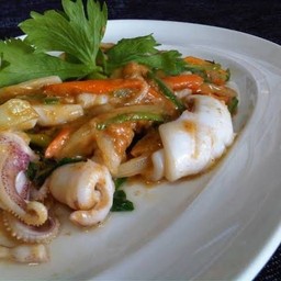 ข้าวปลาหมึกผัดพริกสด