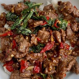 ข้าวกะเพราเนื้อชิ้น