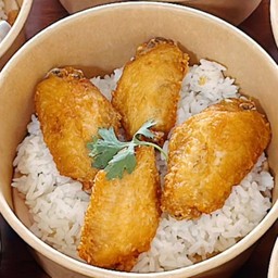 ข้าวปีกไก่ทอดน้ำปลา