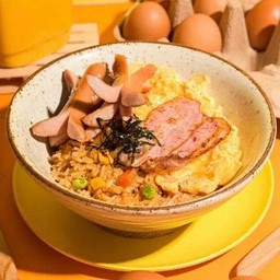 ข้าวผัดอเมริกันเบคอน ไข่ข้น ไส้กรอก