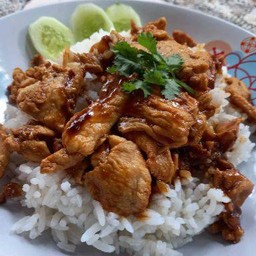 หมูผัดซีอิ๊วราดข้าว