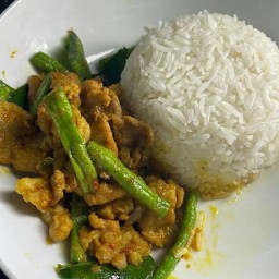 ผัดพริกแกงหมู ราดข้าว