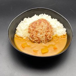 ข้าวแกงกะหรี่แฮมเบิร์กหมู ฟรี ชาเขียวหรือมิโซะซุป