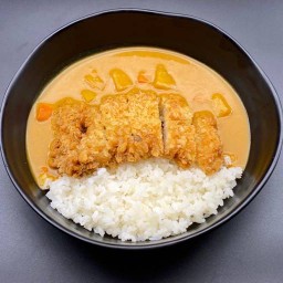 ข้าวแกงกะหรี่ไก่ทอด ฟรี ชาเขียวหรือมิโซะซุป