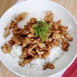 หมูกระเทียมราดข้าว