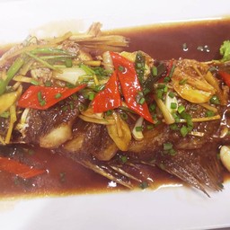 红烧鲈鱼ปลากระพงตุ๋นน้ำแดง