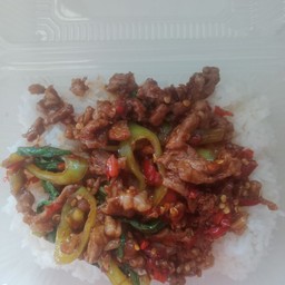 กระเพราเนื้อราดข้าว