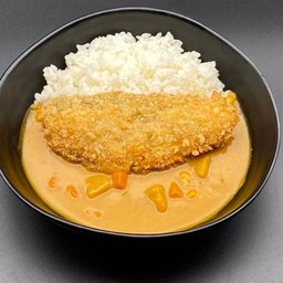 ข้าวแกงกะหรี่แซลมอนทอด ฟรี ชาเขียวหรือมิโซะซุป