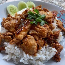 ไก่ผัดซีอิ๊วราดข้าว