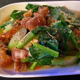 คะน้าหมูกรอบ