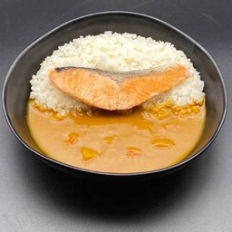 ข้าวแกงกะหรี่แซลมอนย่าง ฟรีชาเขียวหรือมิโซะซุป